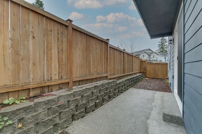 Building Photo - Bright and spacious 3 bed home in nice Lynnwood location!