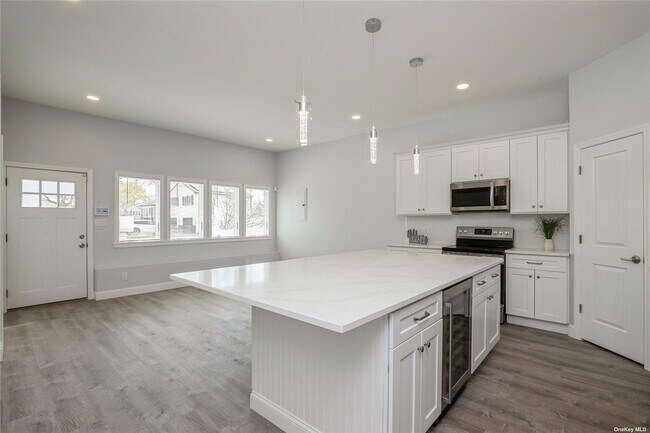 Building Photo - 534 Bellmore Rd