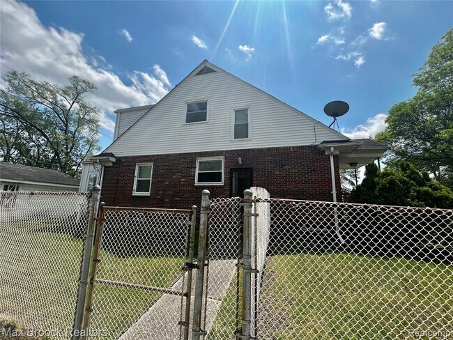 Building Photo - 15518 Meyers Rd