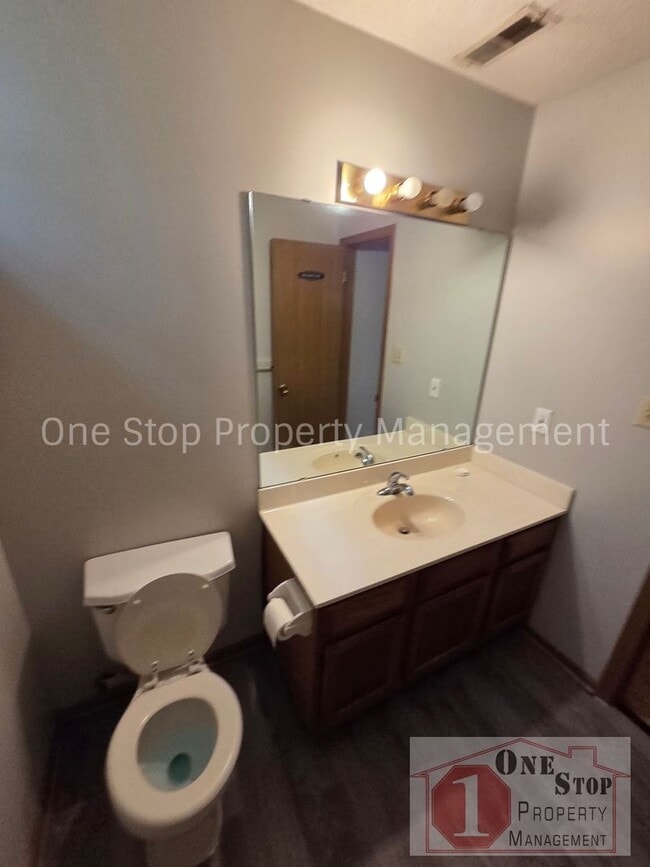 Building Photo - 3 Bedroom 1.5 Bathroom Duplex with 1 car garage in North Kansas City