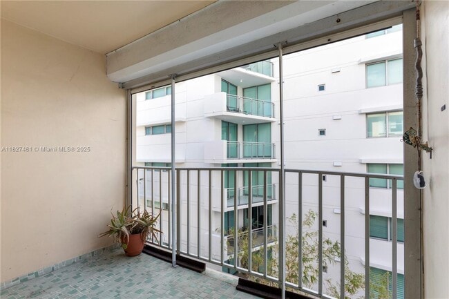 Building Photo - 9440 W Bay Harbor Dr