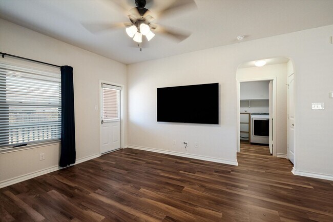Building Photo - Stylish Home with LVP Flooring, Granite Counters & Appliances Included