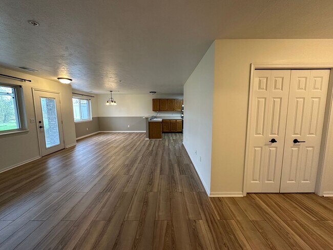 Building Photo - Caledonia Condo! Two Bedroom - Two Full Ba...