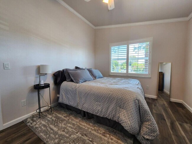 Building Photo - Utilities Included! 1 Bedroom Upstairs Apa...