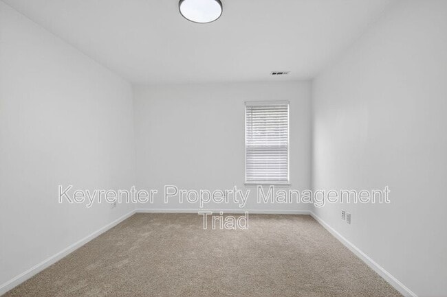 Building Photo - 2 Blue Stone Ln