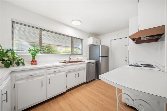 Building Photo - 2549 Notre Dame Dr