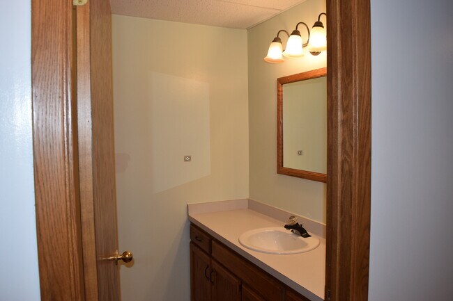 Building Photo - 2210 Skyline Dr