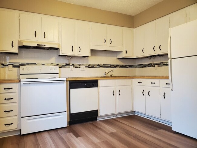 Building Photo - 2 Bedroom, 1.5 Baths Townhome in Candlewood Community.