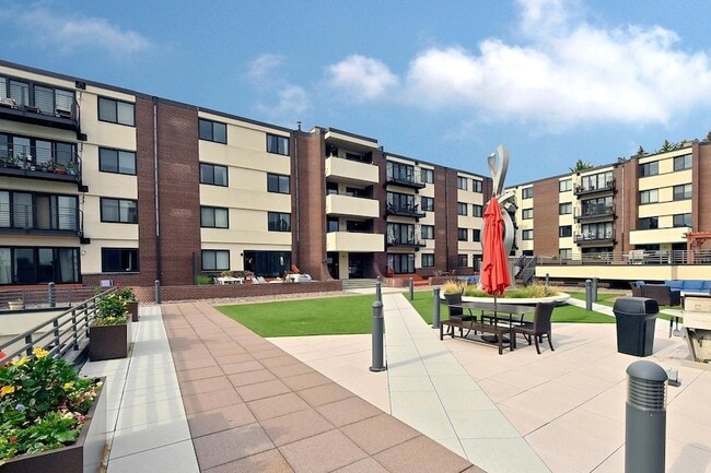 Building Photo - 48 Groveland Terrace