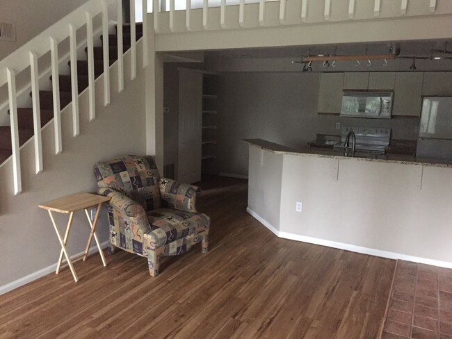 Building Photo - 2B/2B Updated Condo with Loft in the Seaso...