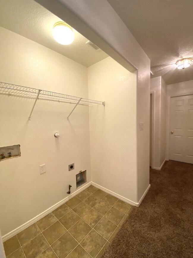 Building Photo - Spacious 3BR/2Bath/2Living - 1 Car Garage