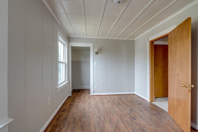 Building Photo - Spacious 3 Bedroom 1 Bath House Located in...