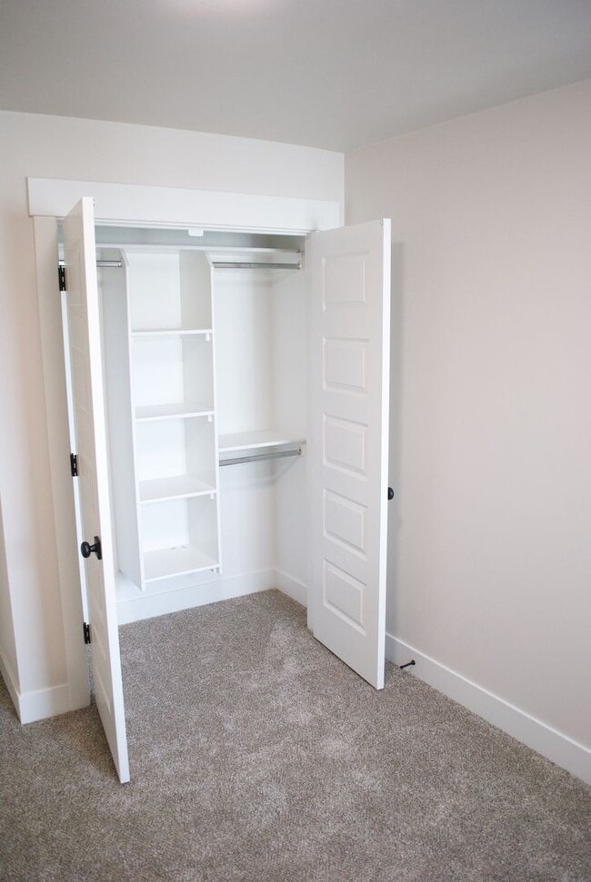 Building Photo - 794 E Sunnyside Rd