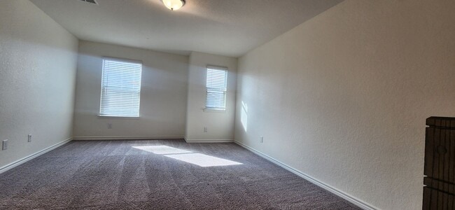 Building Photo - 5-Bedroom 3-Bathroom Home Walking distance to USAA and just mins from Medical Center and UTSA