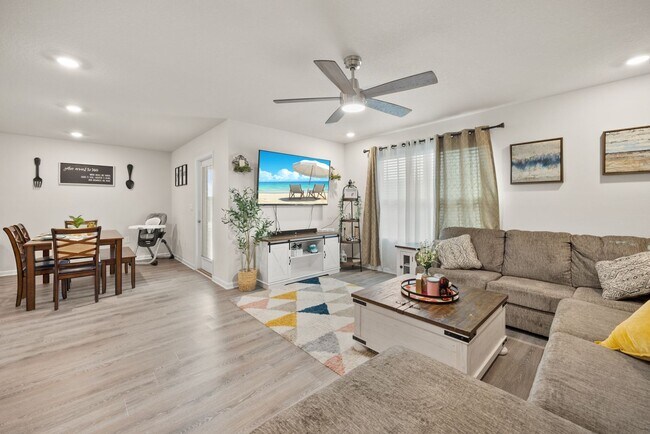 Building Photo - 4/2 Stunning Brick Home with community pool in Crestview