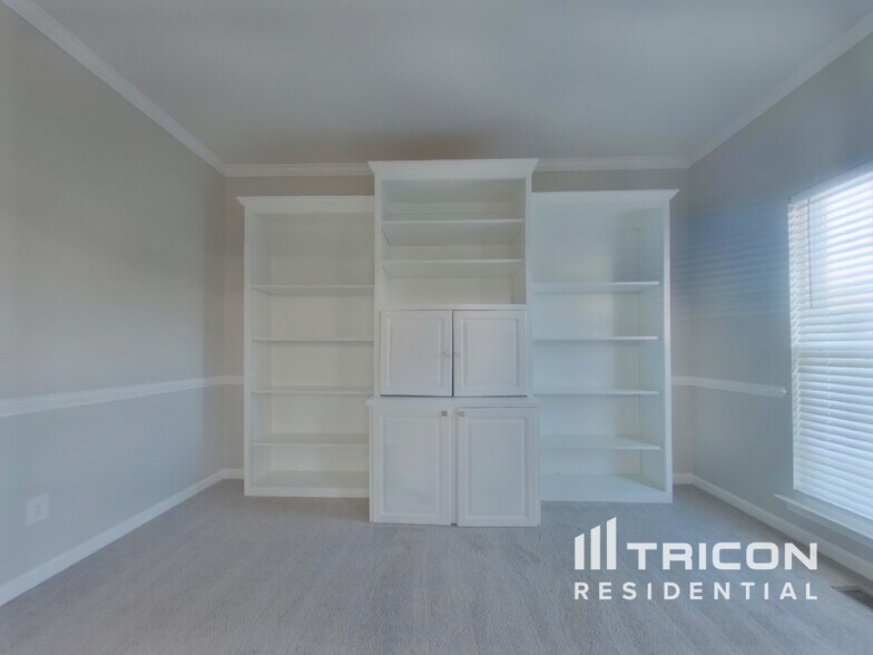 Building Photo - 621 Staffwood Dr