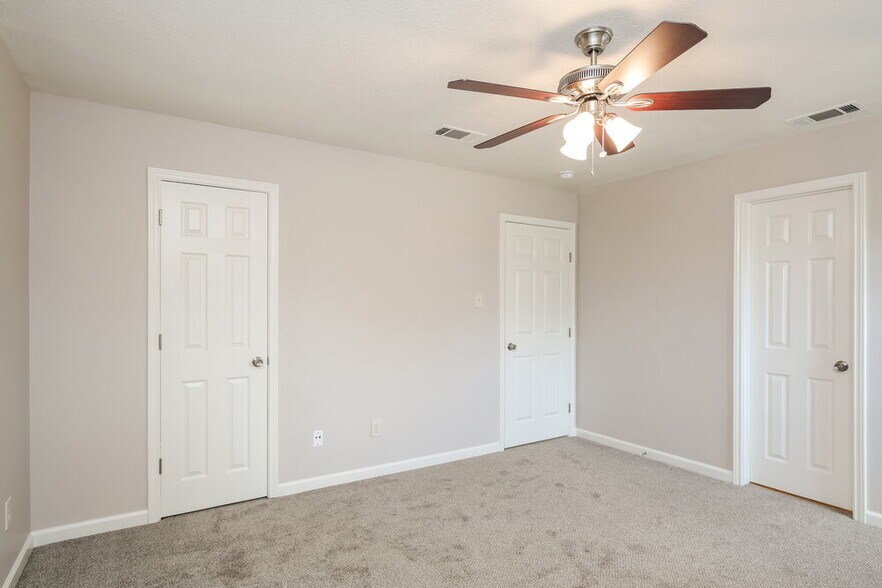 Building Photo - 5907 Willow Crest Dr