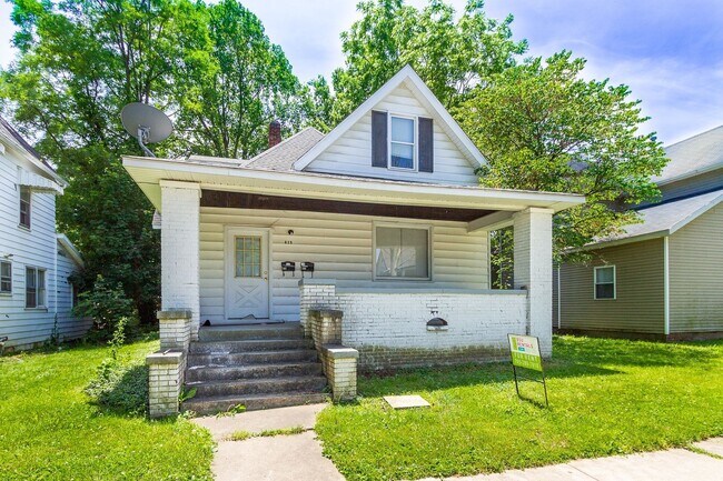 Primary Photo - 815 W University Ave