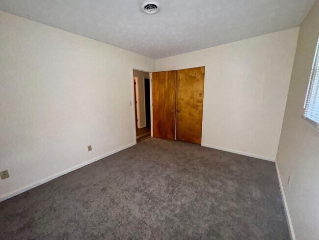 Building Photo - Lone Oak House