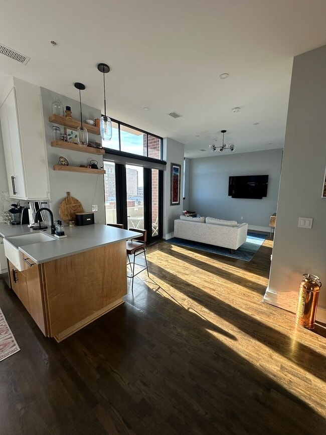 Building Photo - Beautiful 1 Bedroom 1.5 Bath Condo in down...