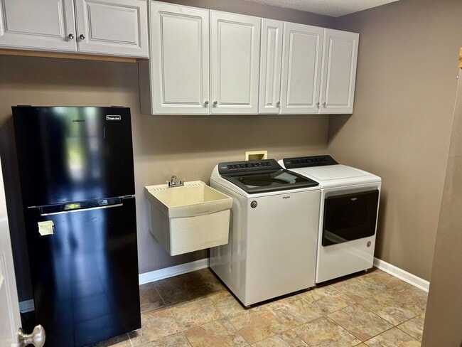 Building Photo - 3053 Woodale Cir