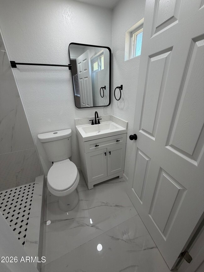 Building Photo - 615 E Oak St