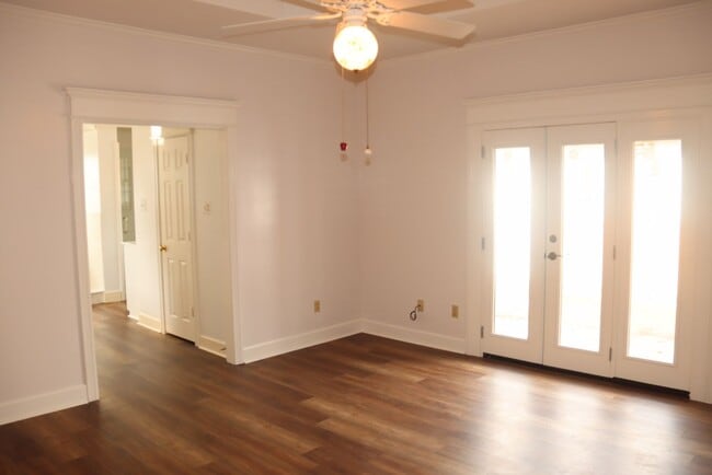 Building Photo - Large Single Family Home in Great Neighborhood