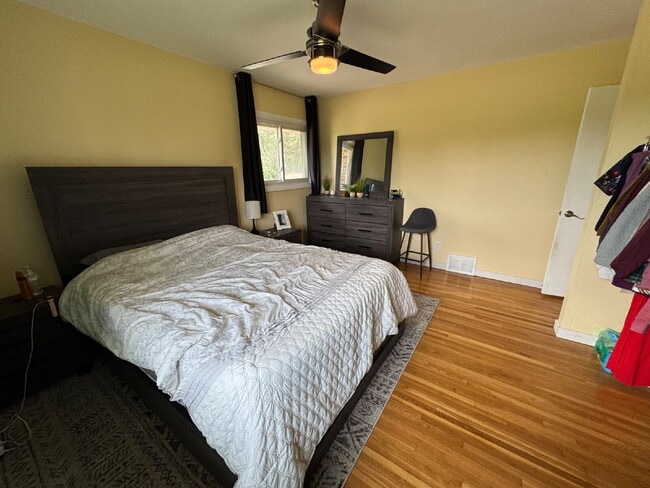 Building Photo - "Experience Elegant Living: 4-Bed Home with Granite Touches & Cozy Fireplace in Cottage Grove!"