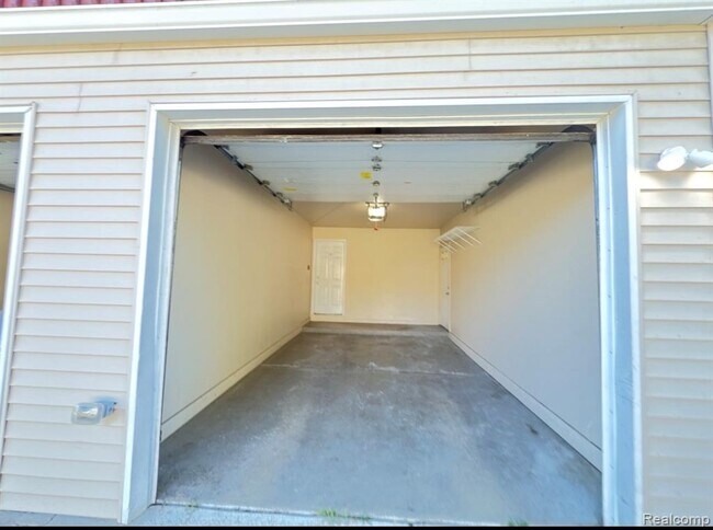 Building Photo - 846 Beaconsfield Ave