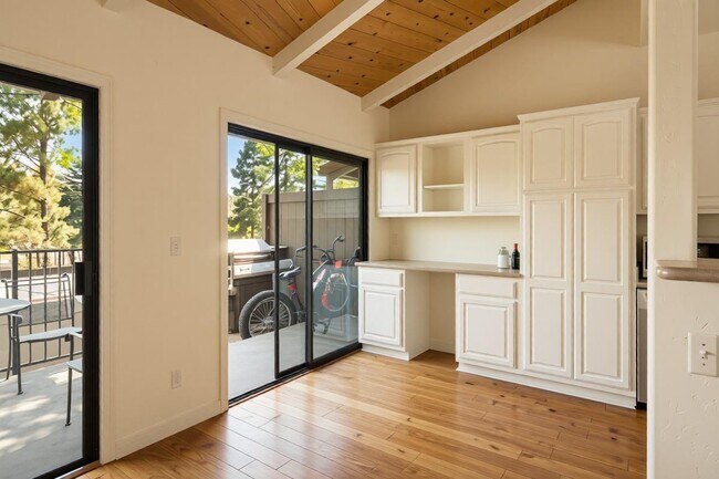 Building Photo - 990 Miramonte Dr