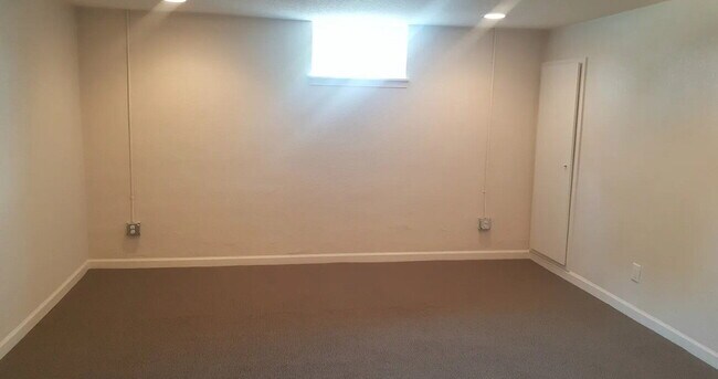 Building Photo - Spacious 5-Bedroom Gem on Locust Street – ...