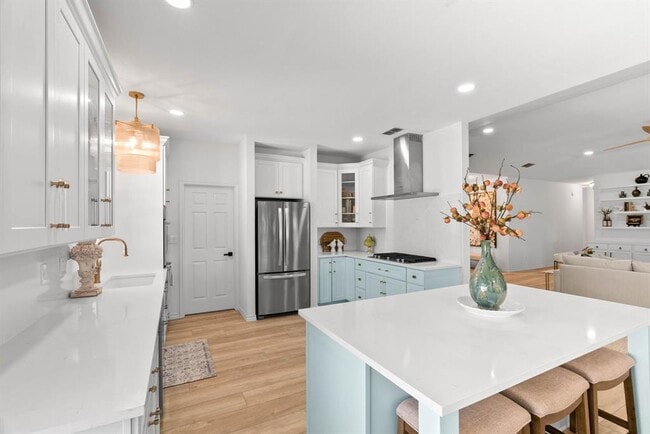 Building Photo - 113 Royal Oaks Dr