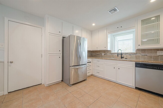 Building Photo - 4923 Poinciana Dr