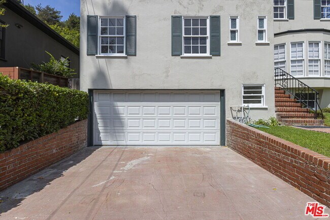 Building Photo - 2547 Canyon Dr