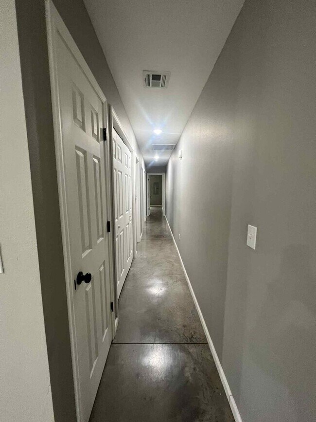 Building Photo - 206-208 N Wall Duplex