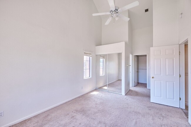 Building Photo - 2 Bed / 2 Bath Condo with Garage in Centra...