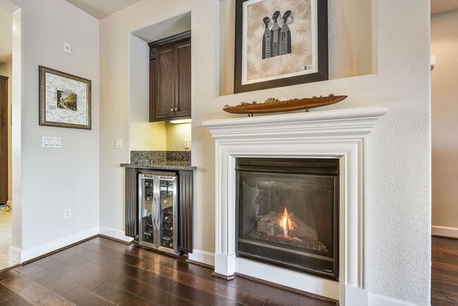 Building Photo - UPDATED LARGE 1600 sq/ft 3BR/3.5BA Central...