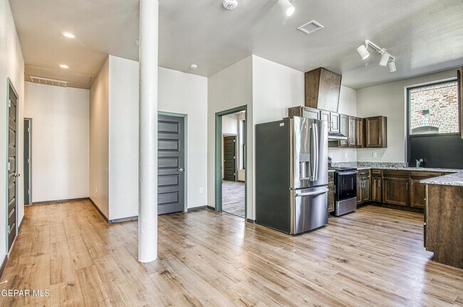 Building Photo - 312 E Overland Ave