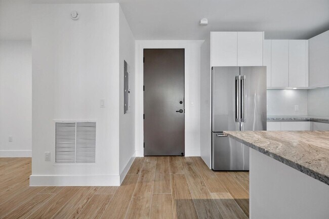 Building Photo - 3034 Oak Ave