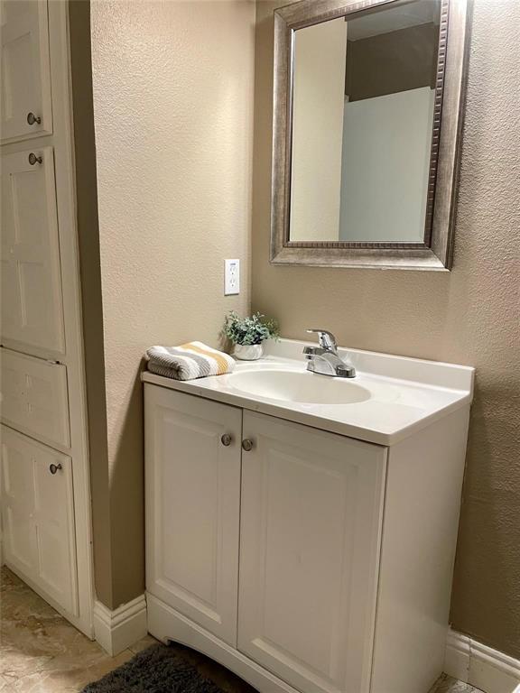 Building Photo - 4818 Crestmont Ct