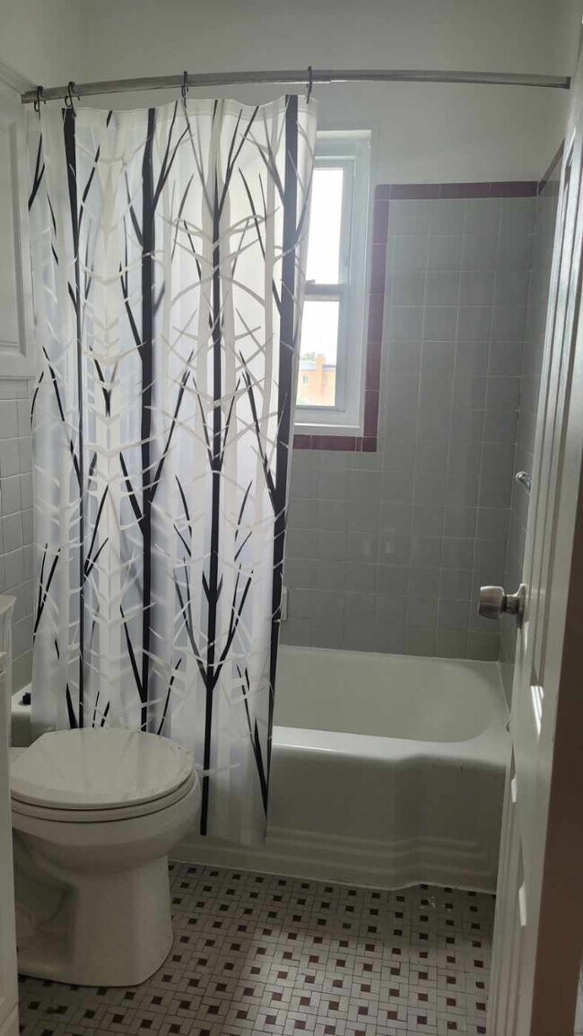 2nd floor bath - 427 Jefferson St NE