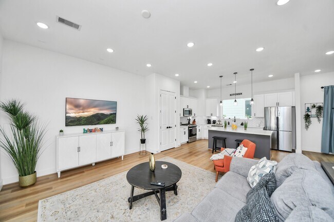 Building Photo - 3004 Holman St