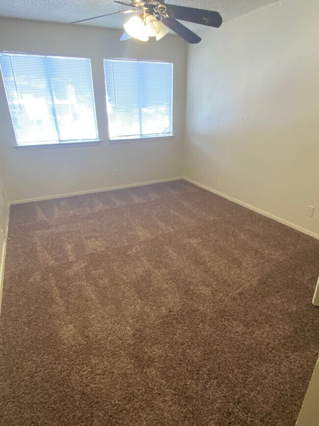 Building Photo - SPACIOUS 3 bedroom 2.5 bathroom townhome