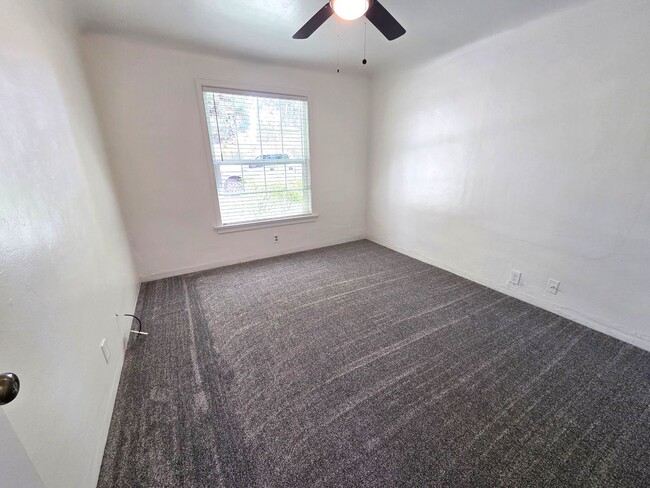 Building Photo - Updated 2 Bedroom 1 Bath Home