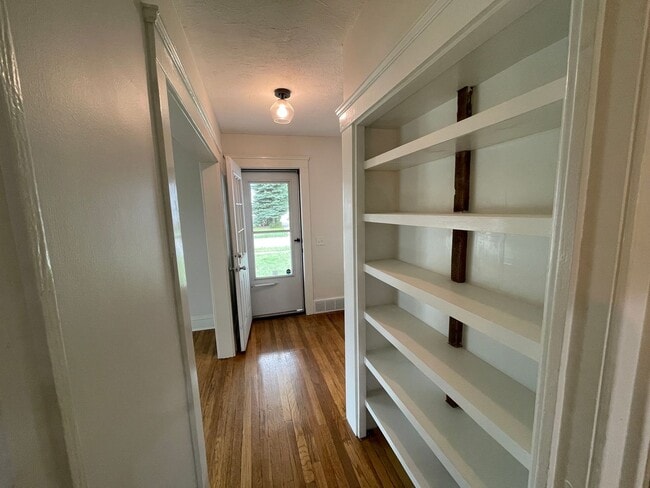 Building Photo - Charming Bungalow