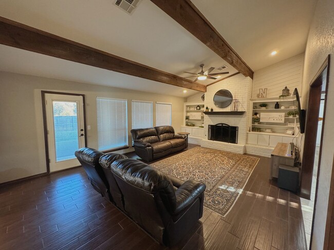 Building Photo - Discover Your Edmond Oasis! AVAILABLE JANU...