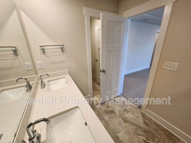 Building Photo - 112 Outback Dr