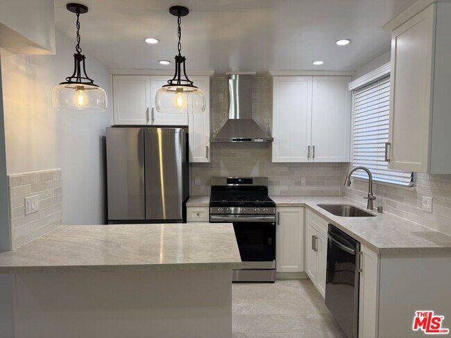 Building Photo - 4125 W Toluca Lake Ave