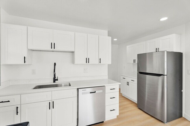 Building Photo - 1075 E West Maple Rd