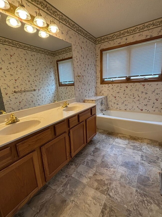 Building Photo - 3 Bedroom 2 bath